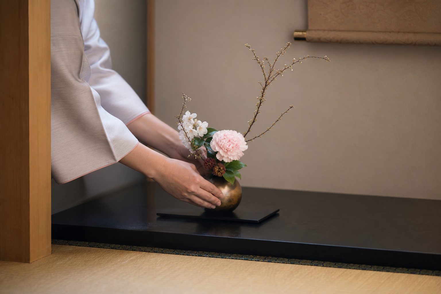 お茶を点てる手